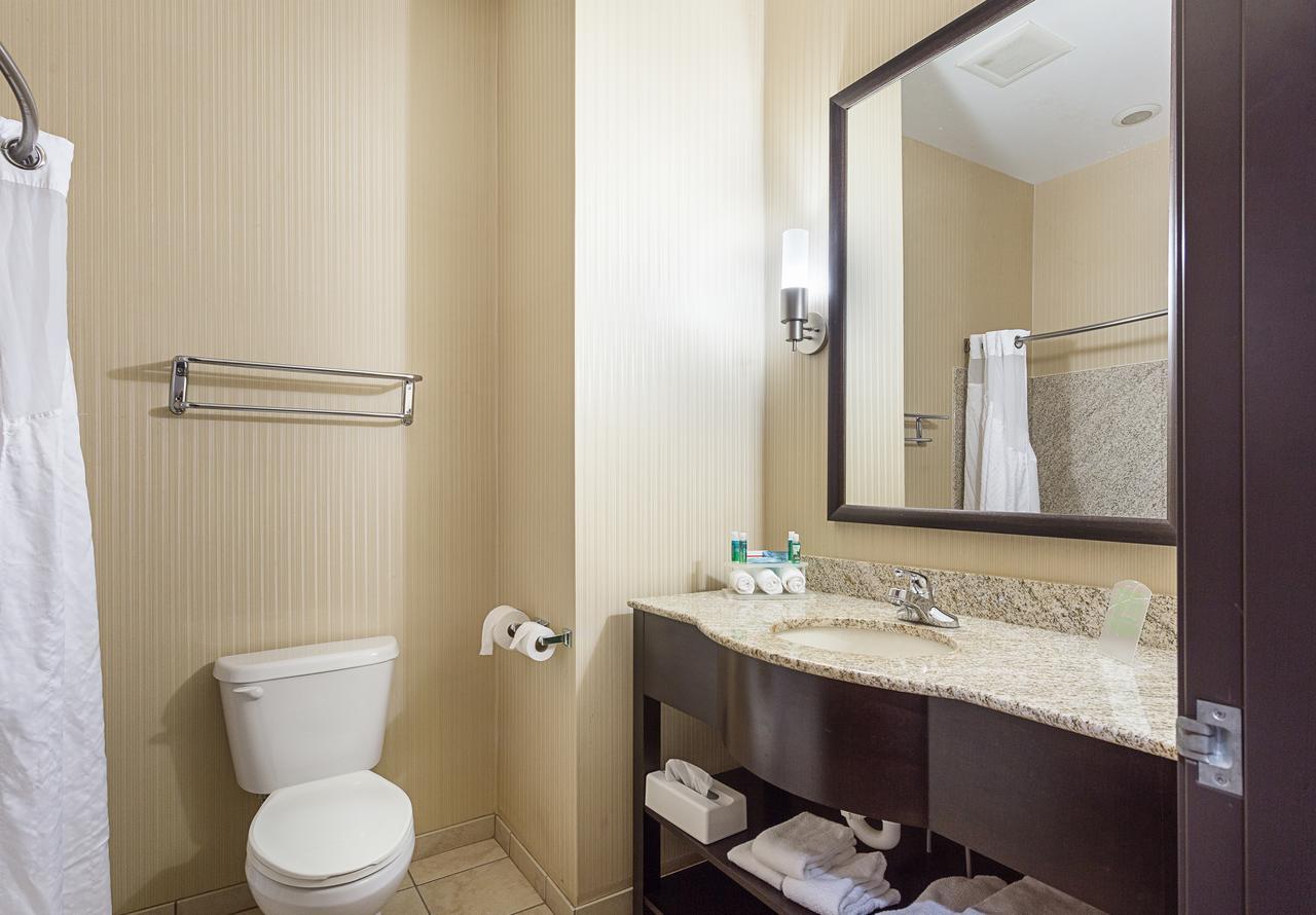 Holiday Inn Express Hotel & Suites Byram By Ihg Buitenkant foto