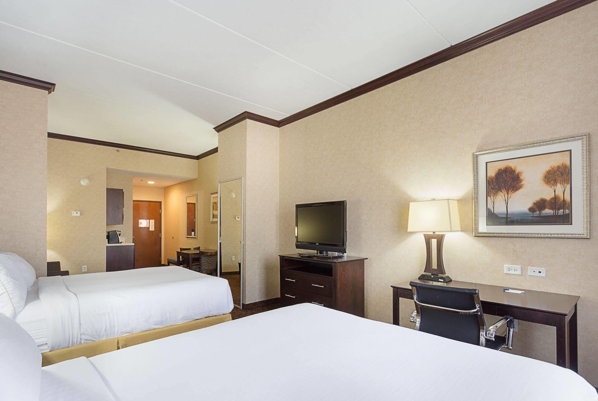 Holiday Inn Express Hotel & Suites Byram By Ihg Buitenkant foto